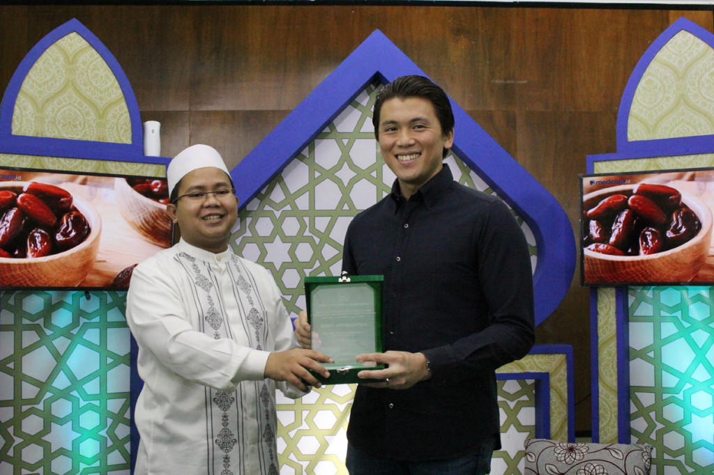 Reino Barack memberikan cinderamata kepada Pimpinan Pondok Pesantren Asshiddiqiyah Pusat  KH Mahrus Iskandar.