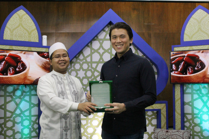 Reino Barack memberikan cinderamata kepada Pimpinan Pondok Pesantren Asshiddiqiyah Pusat  KH Mahrus Iskandar.