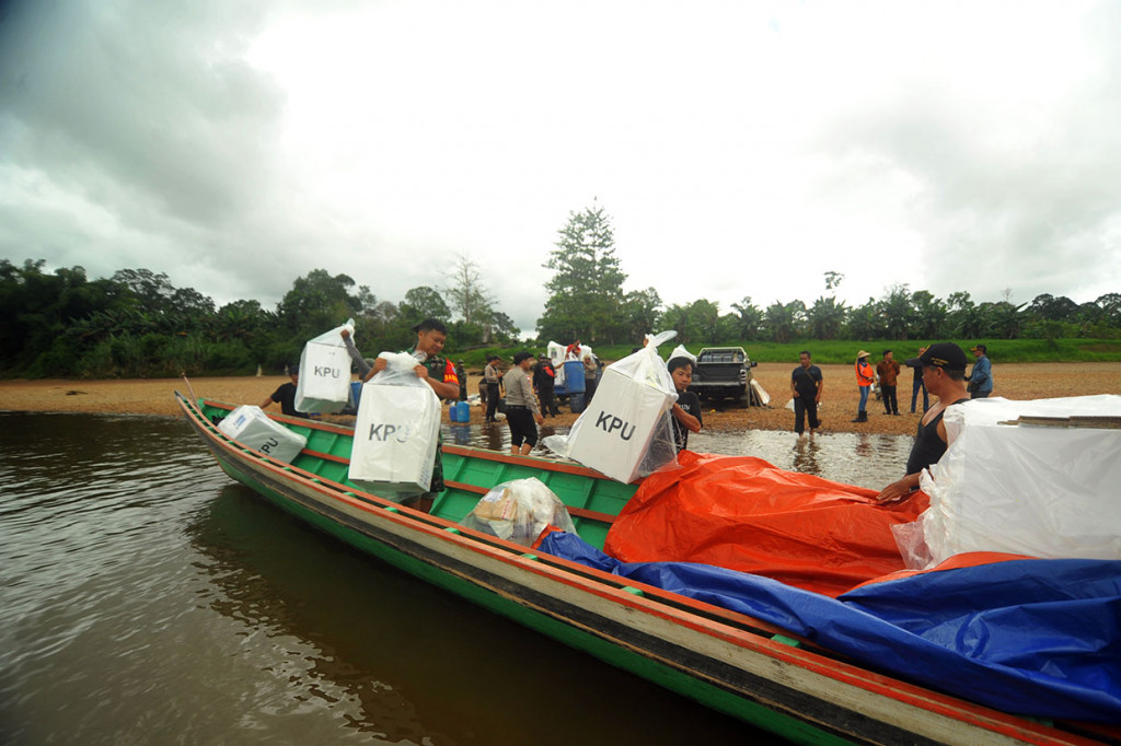 Sejumlah perlengkapan pemilu seperti kotak suara dan bilik suara diangkut menggunakan perahu panjang atau 'long boat' bermesin 40 PK, dan mendapat pengawalan ketat dari anggota TNI/Polri. Sebelum sampai di Dusun Belatung, perahu pembawa logistik pemilu singgah ke dua dusun sebelumnya yaitu Sepan dan Salin yang ada di kecamatan tersebut.