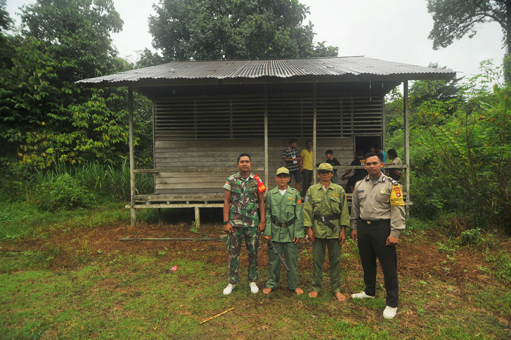 Setibanya rombongan di sana, terlihat perkampungan yang dihuni masyarakat Dayak Punan. Kehidupan mereka terbilang sederhana, terlihat dari puluhan rumah papan berukuran kecil. Dahulu mereka berdiam secara komunal di rumah betang atau rumah panjang. Namun, sejak  1966, masyarakat Dayak Punan lebih memilih memiliki rumah tinggal sendiri, masing-masing yang dihuni bersama sanak keluarga.
