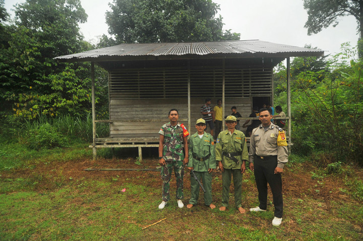 Setibanya rombongan di sana, terlihat perkampungan yang dihuni masyarakat Dayak Punan. Kehidupan mereka terbilang sederhana, terlihat dari puluhan rumah papan berukuran kecil. Dahulu mereka berdiam secara komunal di rumah betang atau rumah panjang. Namun, sejak  1966, masyarakat Dayak Punan lebih memilih memiliki rumah tinggal sendiri, masing-masing yang dihuni bersama sanak keluarga.