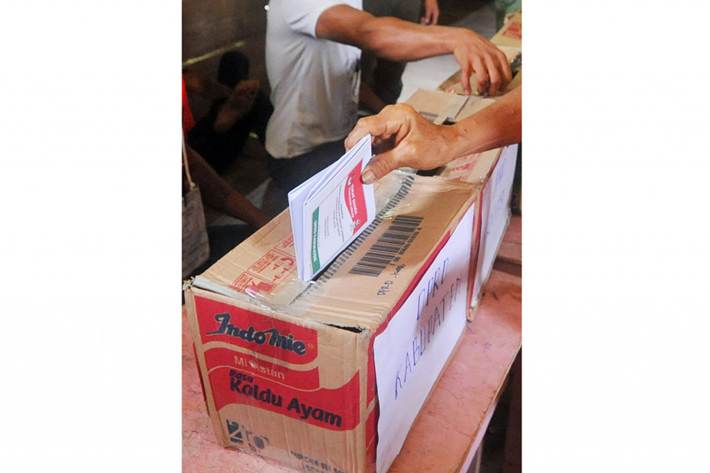 Proses pemungutan suara di dusun itu terbilang sedikit beda. Kotak suara yang digunakan bukan yang disediakan oleh KPU melainkan kardus bekas kemasan mie instan. Terkait proses pemungutan suara di dusun tersebut, Ketua KPU Kabupaten Kapuas Hulu Ahmad Yani mengatakan bahwa sebelumnya pihak KPU sudah melakukan koordinasi dengan Bawaslu Kabupaten Kapuas Hulu. Selain itu antara PPK dan Panwascam sudah saling berkoordinasi terkait daerah-daerah sulit di perhuluan Sungai Kapuas, terutama untuk TPS 003 Dusun Belatung.
