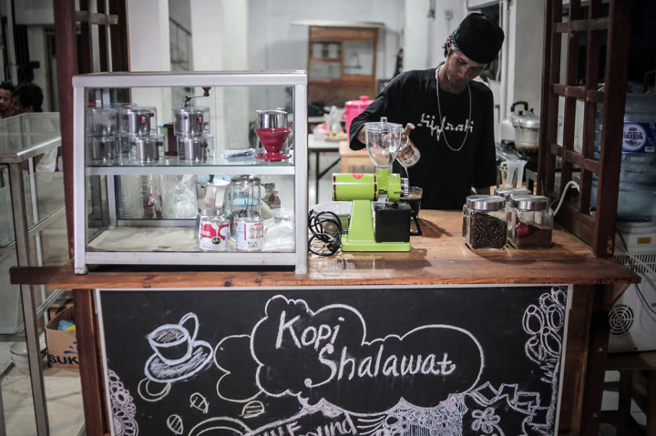 Kedai Kopi Shalawat yang terletak di kawasan Ciputat merupakan tempat bekerja beberapa anak punk jalanan seusai mengikuti pengajian di kolong jalan layang Tebet, Jakarta Selatan. 