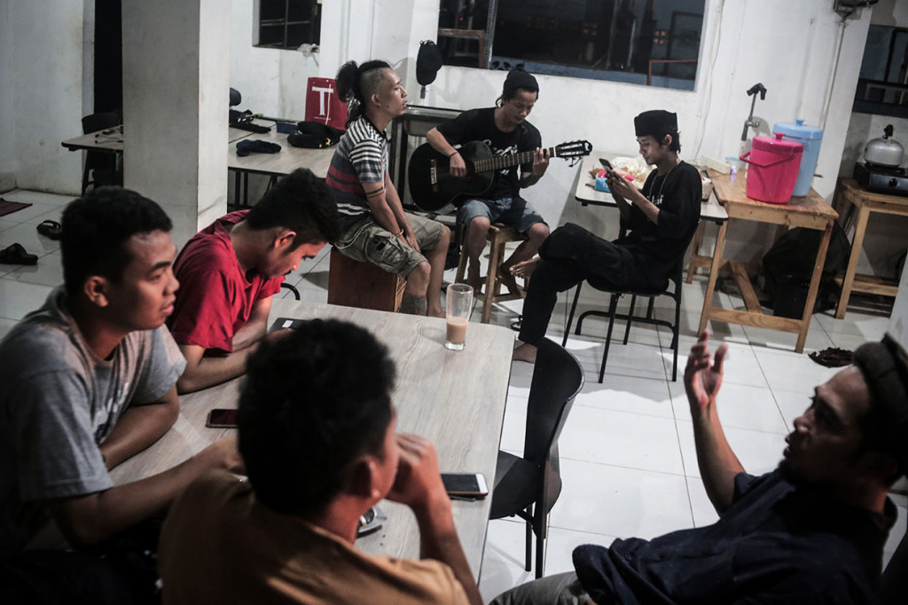 Kedai tersebut digagas oleh Halim Ambiya, pendiri komunitas Tasawuf Underground tujuh tahun silam sekaligus ustaz lulusan program pascasarjana di Institut Pemikiran dan Peradaban Islam Internasional Kuala Lumpur, Malaysia.