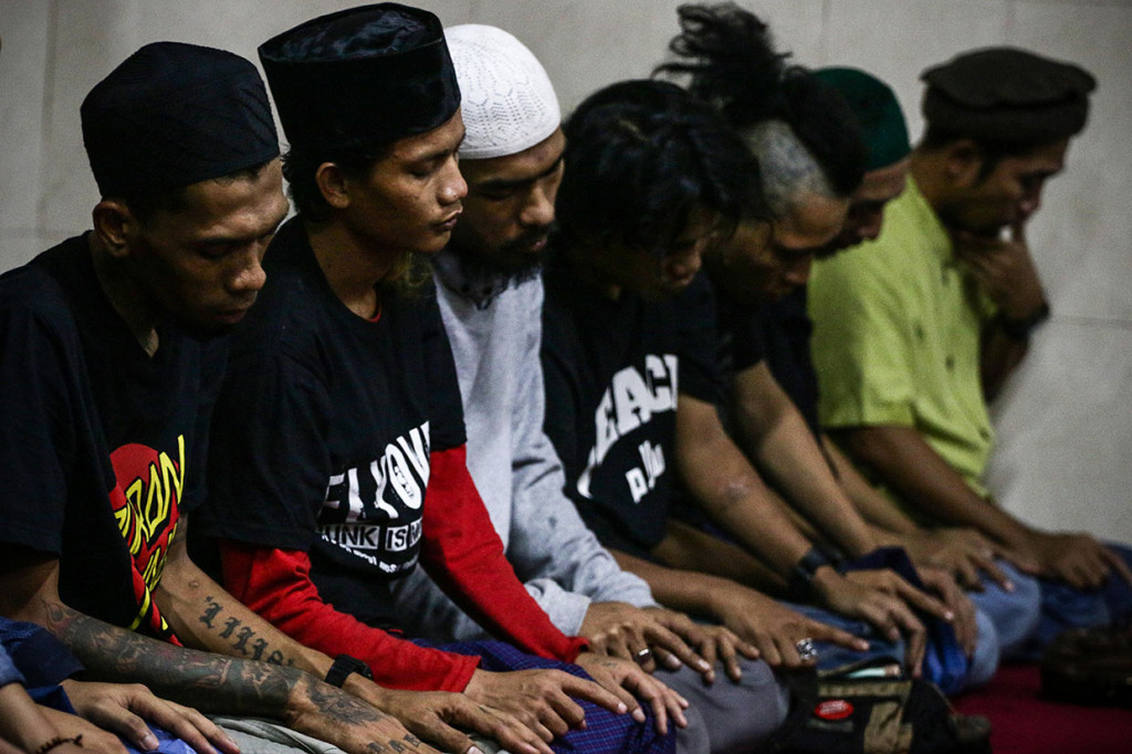 Punk mulai masuk ke Indonesia sekitar akhir 1970an. Masuknya gaya hidup punk ke Indonesia diawali pula oleh masuknya musik-musik beraliran punk namun perkembangannya tidak sepesat di negeri asalnya yaitu London, Inggris. Pada perkembangannya baik di negeri asalnya maupun di Indonesia, komunitas punk mempunyai suatu subkultur tersendiri yang diakui masyarakat dan terkadang dianggap menyimpang. Punk juga semakin populer di dalam dunia fesyen atau gaya berpakaian.