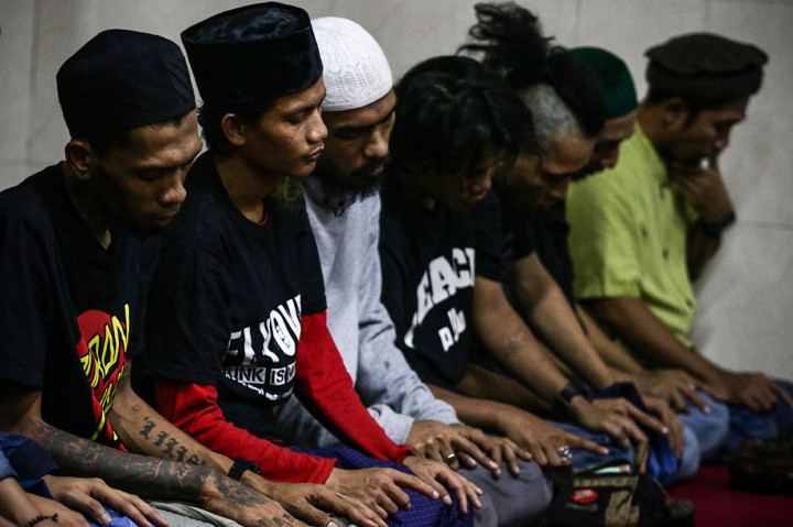 Punk mulai masuk ke Indonesia sekitar akhir 1970an. Masuknya gaya hidup punk ke Indonesia diawali pula oleh masuknya musik-musik beraliran punk namun perkembangannya tidak sepesat di negeri asalnya yaitu London, Inggris. Pada perkembangannya baik di negeri asalnya maupun di Indonesia, komunitas punk mempunyai suatu subkultur tersendiri yang diakui masyarakat dan terkadang dianggap menyimpang. Punk juga semakin populer di dalam dunia fesyen atau gaya berpakaian.