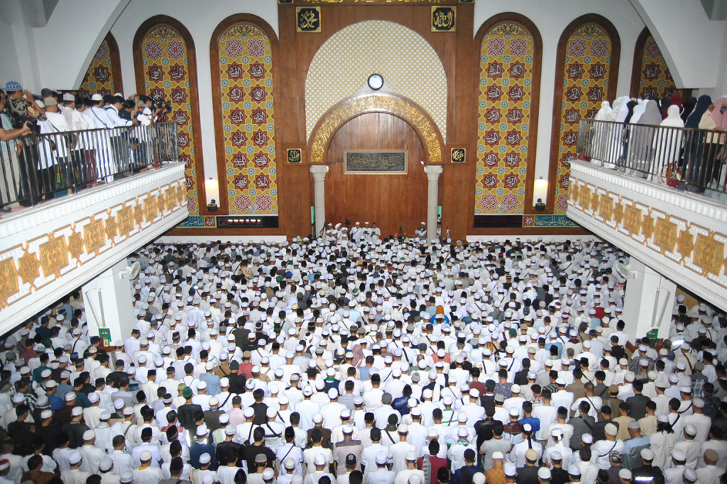 Ribuan jemaah melaksanakan salat jenazah almarhum Ustaz KH Muhammad Arifin Ilham di Masjid Az-Zikra, Sentul, Babakan Madang, Kabupaten Bogor.