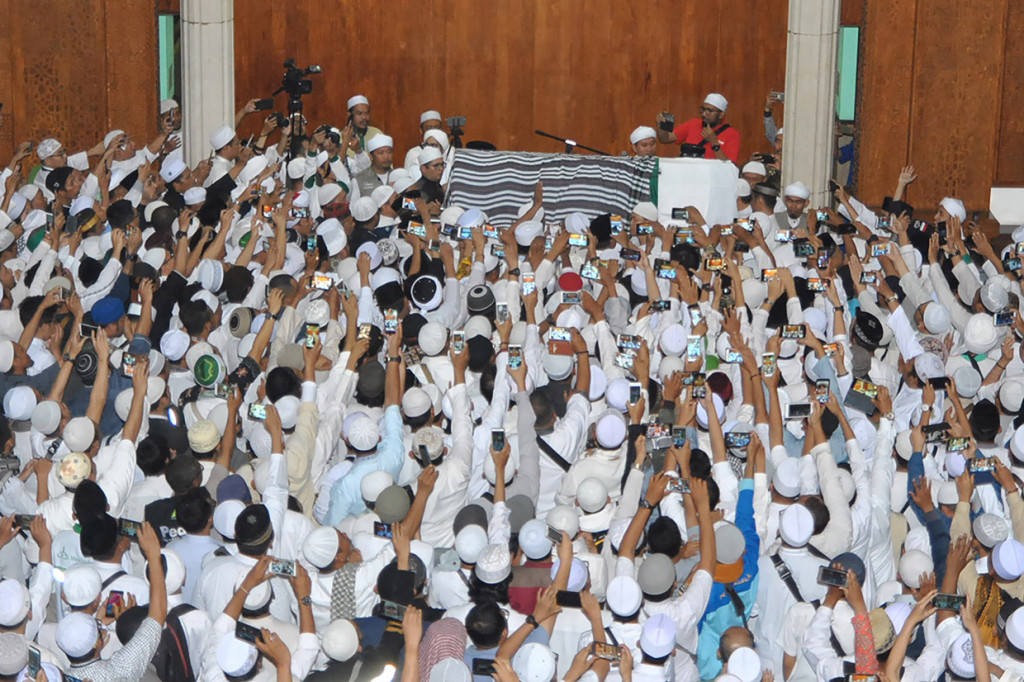 Ustaz KH Arifin Ilham meninggal dunia pada usia 49 tahun karena sakit dan dimakamkan di kompleks pondok pesantren Az-Zikra Gunung Sindur, Bogor. 

