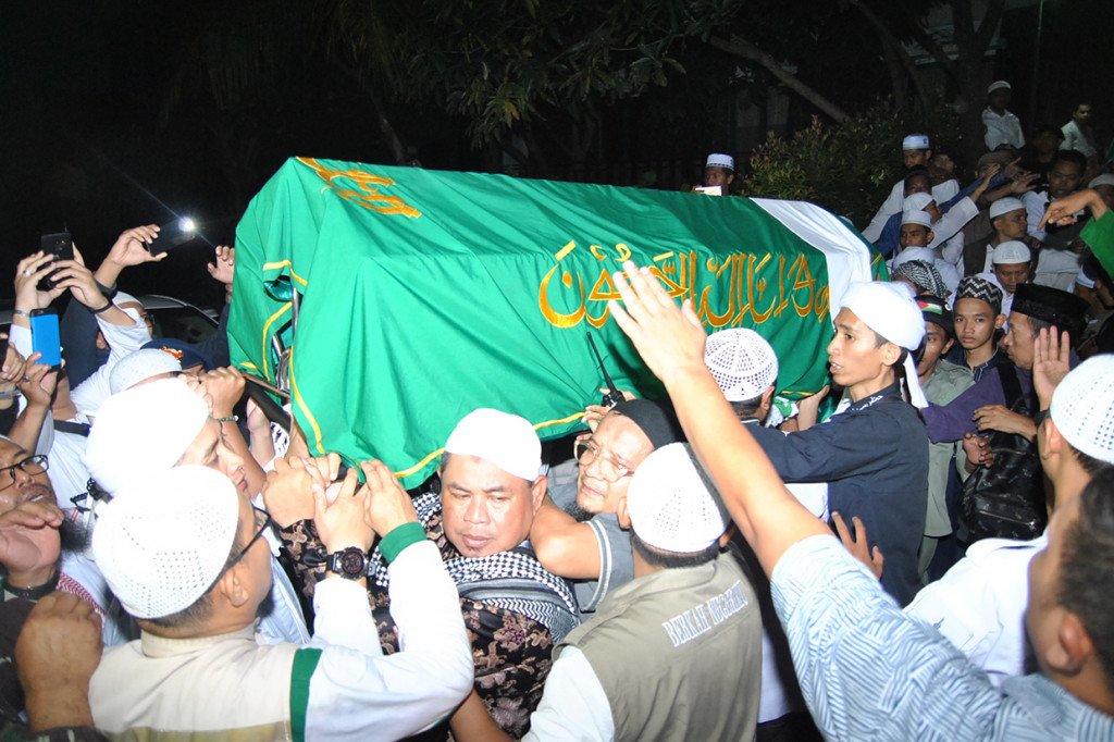 Jemaah memanggul keranda berisi jenazah almarhum Ustaz KH Muhammad Arifin Ilham di Masjid Az-Zikra, Sentul, Babakan Madang, Kabupaten Bogor, Jawa Barat.