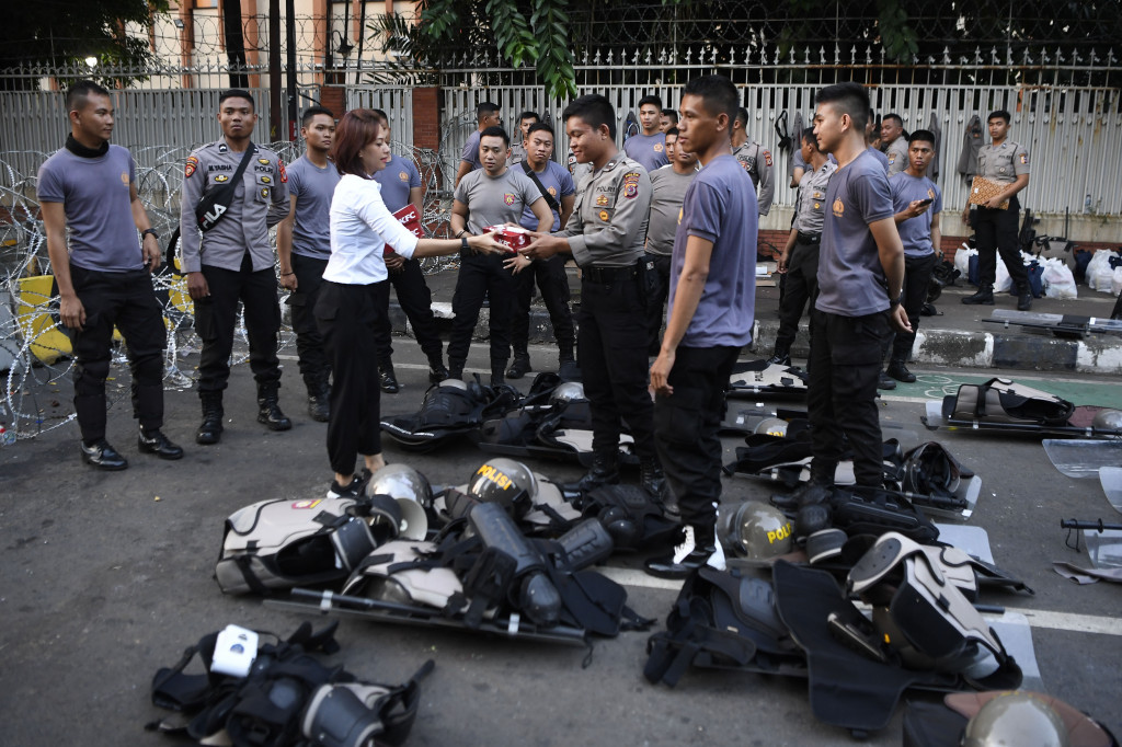 Aksi simpatik relawan Gojo tersebut sebagai wujud apresiasi kepada anggota Polri-TNI yang menjaga keamanan saat berlangsung aksi 22 Mei 2019. 