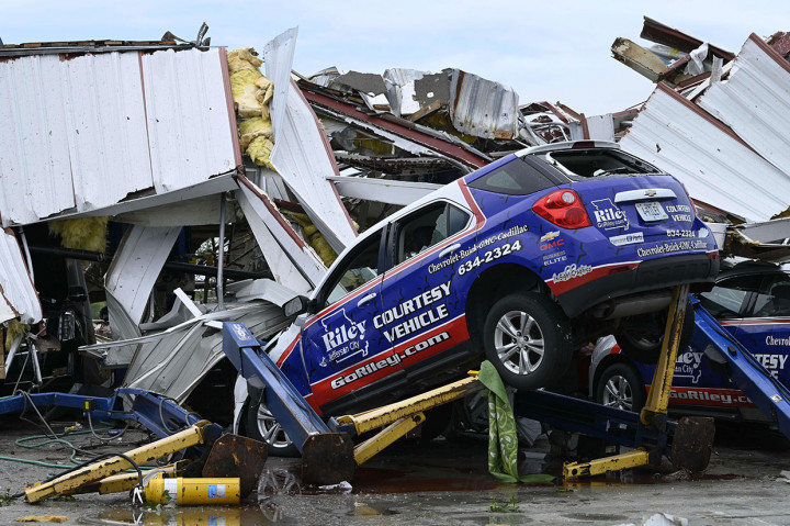 Mobil dan truk bertumpuk satu sama lain di Jefferson City, Missouri, setelah tornado yang melanda Rabu, 22 Mei 2019 malam waktu setempat. 