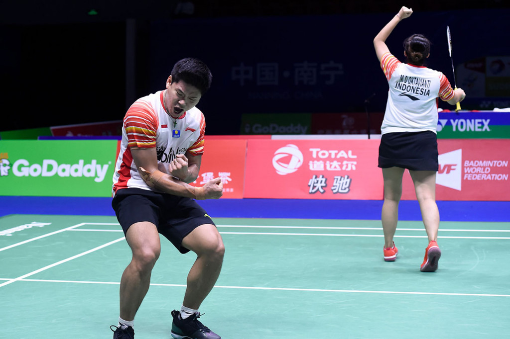 Kepastian Indonesia lolos ke semifinal setelah di laga terakhir ganda campuran Praveen Jordan yang berpasangan dengan Melati Daeva Oktavianti mengalahkan pebulu tangkis Taiwan Wang Chi-Lin dan Hsieh Pei Shan dengan skor 21-17, 21-15. AFP Photo/Wang Zhao