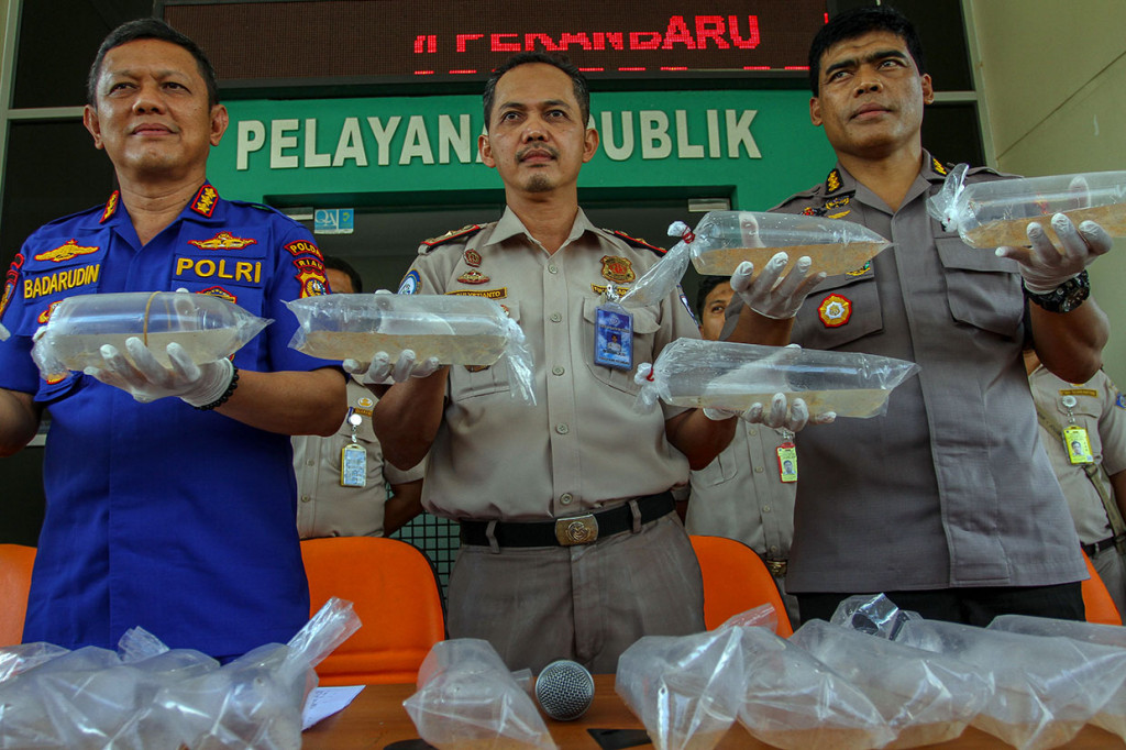 Ia menjelaskan pengungkapan tersebut dilakukan jajaran Ditpolair Polda Riau di perairan Kota Dumai pada Kamis, 23 Mei. Polisi berhasil mengamankan satu unit kapal mesin tanpa nama, seorang tersangka serta barang bukti baby lobster sekitar 77 ribu ekor yang akan diselundupkan ke Malaysia.
