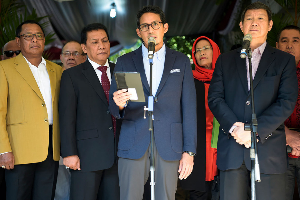 Calon Wakil Presiden nomor urut 02 Sandiaga Uno (tengah) memberikan keterangan pers didampingi Tim Kuasa Hukum Badan Pemenangan Nasional (BPN) di kediaman Prabowo Subianto, Jalan Kertanegara, Jakarta, Jumat, 24 Mei 2019. 