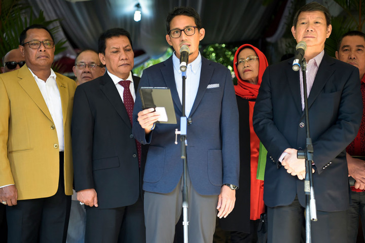 Calon Wakil Presiden nomor urut 02 Sandiaga Uno (tengah) memberikan keterangan pers didampingi Tim Kuasa Hukum Badan Pemenangan Nasional (BPN) di kediaman Prabowo Subianto, Jalan Kertanegara, Jakarta, Jumat, 24 Mei 2019. 