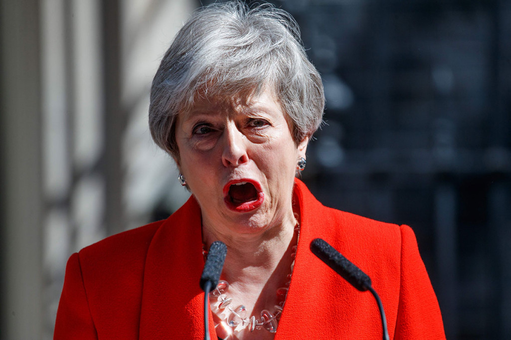 May, 62 mengumumkan pengungunduran dirinya dalam sebuah pidato yang emosional di luar kantornya, Downing Street. 