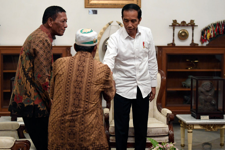 Presiden Joko Widodo menerima kedatangan PKL korban penjarahan saat unjuk rasa 22 Mei 2019, Abdul dan Ismail, di Istana Merdeka, Jakarta, Jumat, 24 Mei 2019, sekitar pukul 15.40 WIB.