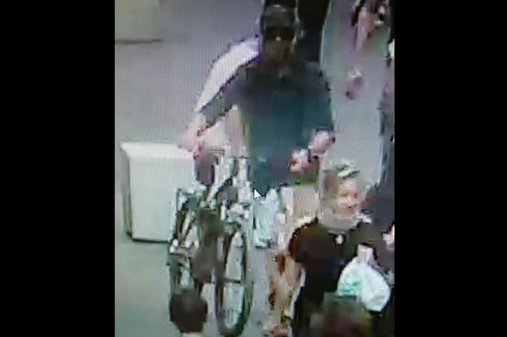 Berdasarkan foto dari rekaman kamera CCTV di lokasi, pelaku diyakini merupakan seorang pria berusia sekitar 30-an tahun yang menaiki sebuah sepeda gunung. Tersangka meninggalkan sebuah koper di depan toko roti Brioche Doree, tempat ledakan kemudian menghujani pejalan kaki dengan baut logam. Polisi kini tengah melakukan pengejaran terhadap tersangka.