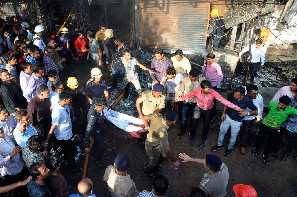 Sedikitnya 19 siswa, kebanyakan dari mereka perempuan, tewas dalam kebakaran gedung pusat pelatihan di Surat. 16 orang meninggal karena luka bakar dan tiga lainnya dari cedera setelah mereka melompat dari gedung bertingkat untuk menghindari kebakaran.