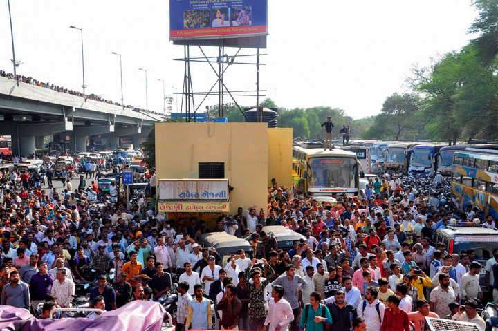 Jumlah korban kemungkinan masih bisa bertambah karena banyak siswa yang menjalani perawatan di rumah sakit setempat. PM Narendra Modi mengucapkan belasungkawa terhadap para korban.