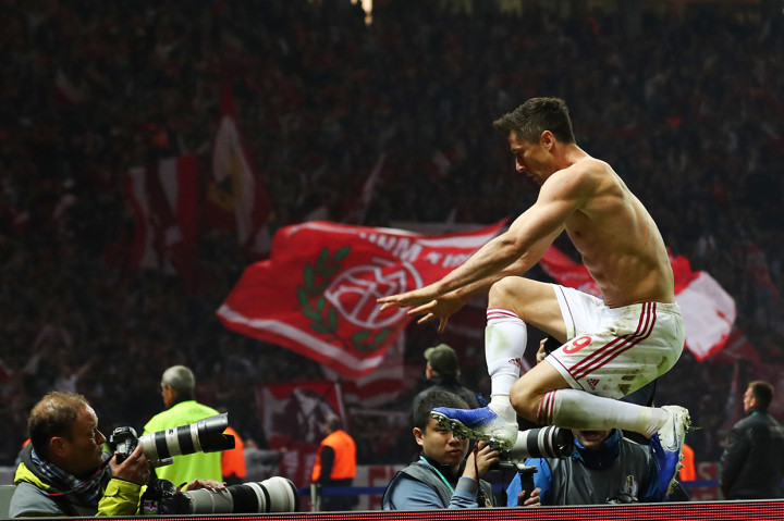 Di menit ke-85, skuat Niko Kovac semakin mendekatkan diri dengan gelar DFB Pokal. Lewandowski mencetak gol keduanya di laga ini dan mengubah skor menjadi 3-0. Afp Photo/Christian Charisius
