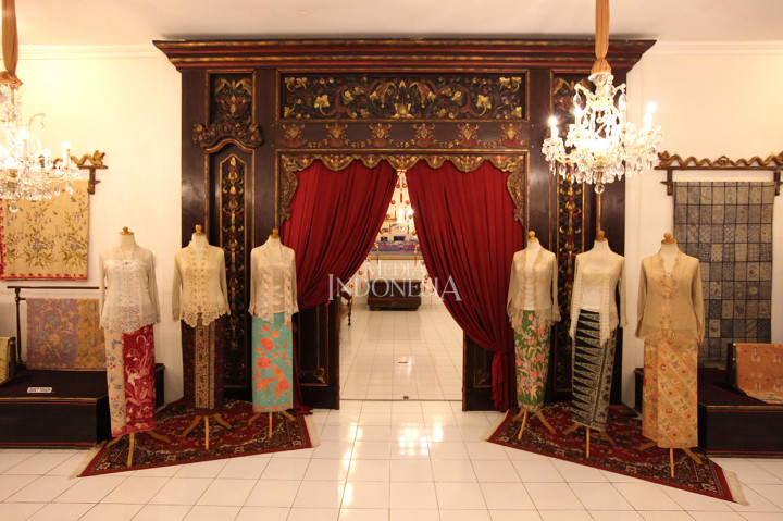 Museum Batik Danar Hadi Solo terletak di jalan Brigjen Slamet Riyadi 261 Surakarta, tepatnya di dalam kompleks Dalem Wuryaningratan. Sebuah kompleks yang dulu merupakan kediaman keluarga K. R. M. H. Wuryaningrat. Beliau adalah menantu dan juga sekaligus pepatih dalem dari raja Kasunanan Surakarta, yakni Pakoe Boewono ke X.