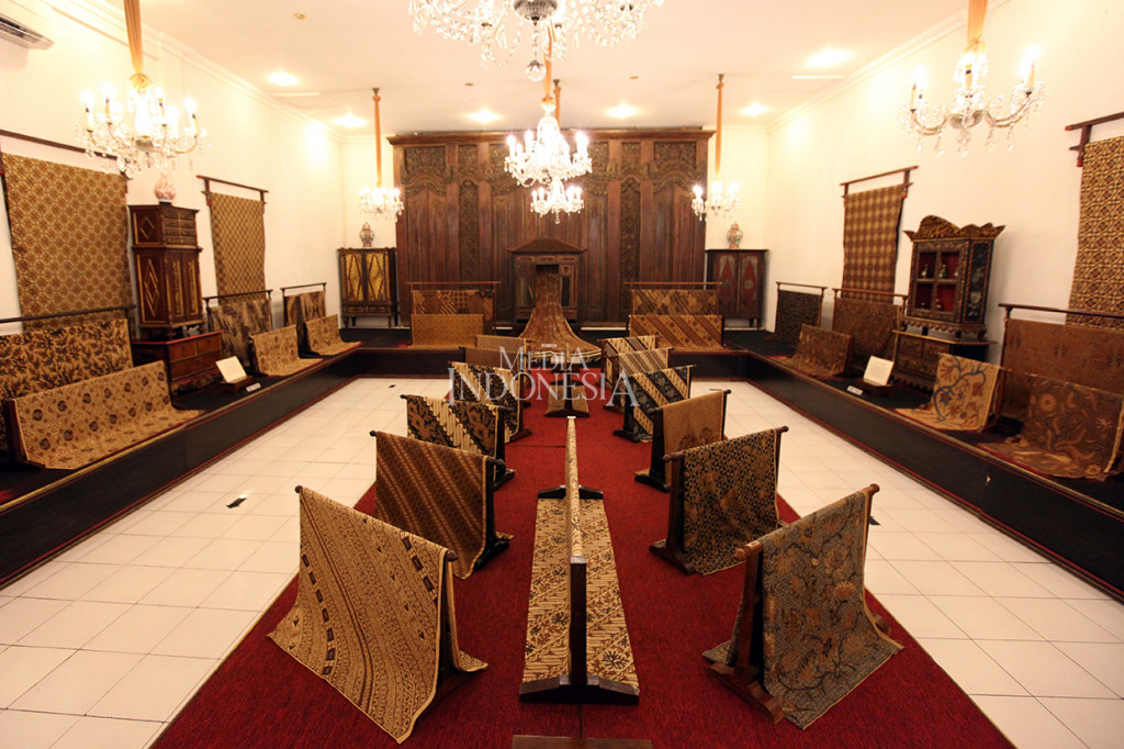 Museum ini memiliki koleksi kain batik kuno asli Indonesia mencapai jumlah 10.000 lembar.