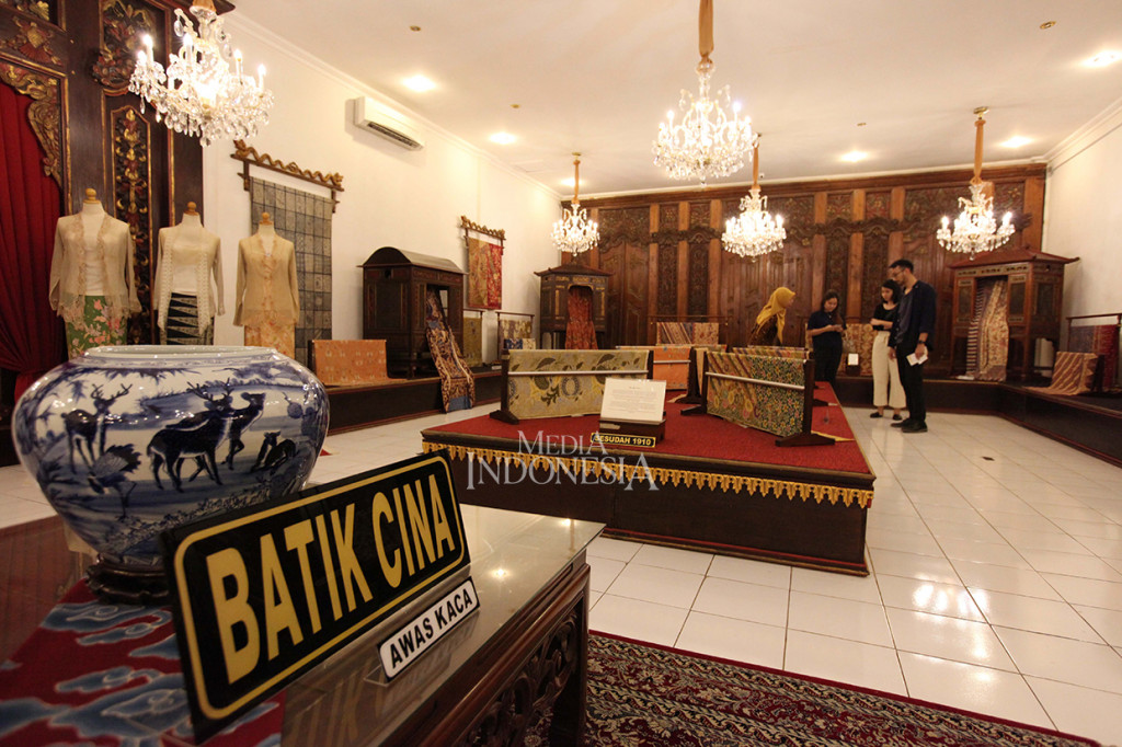Koleksi batik terbagi dalam beberapa jenis, diantaranya: batik Belanda, batik China, batik Jawa, hokokai, batik pengaruh India, batik Kraton, batik pengaruh Kraton, batik sudagaran, batik petani, batik Indonesia, dan batik Danar Hadi.