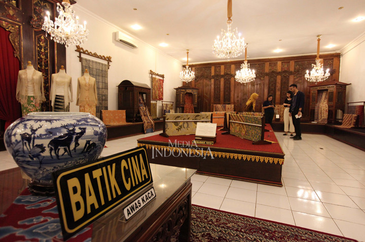 Koleksi batik terbagi dalam beberapa jenis, diantaranya: batik Belanda, batik China, batik Jawa, hokokai, batik pengaruh India, batik Kraton, batik pengaruh Kraton, batik sudagaran, batik petani, batik Indonesia, dan batik Danar Hadi.