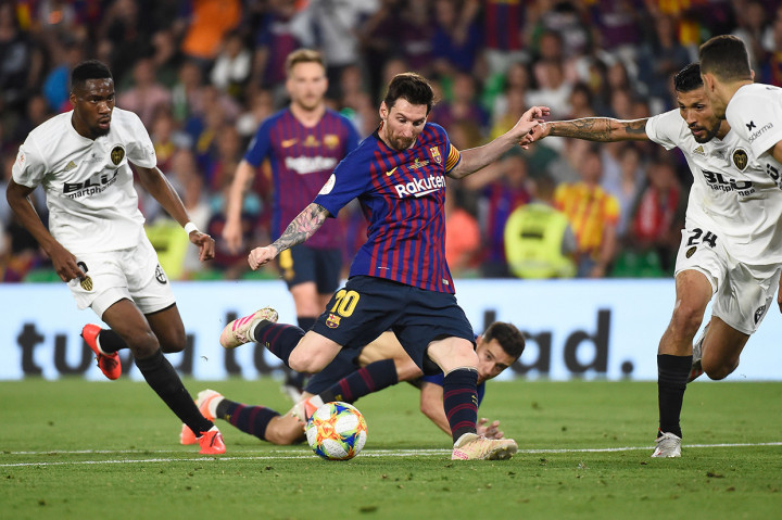 Barcelona mencoba bangkit di babak kedua. Sepakan Lionel Messi digagalkan tiang gawang, tapi kemudian kapten Barcelona itu menebusnya dengan gol di menit ke-73. Afp Photo/Jose Jordan