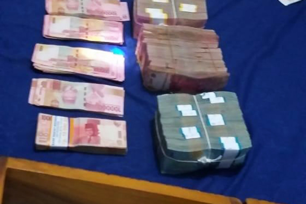 Sementara ini, BNN telah menyita sejumlah barang bukti antara lain 35 kilogram sabu-sabu, kendaraan, serta uang tunai senilai Rp 268.000.000.