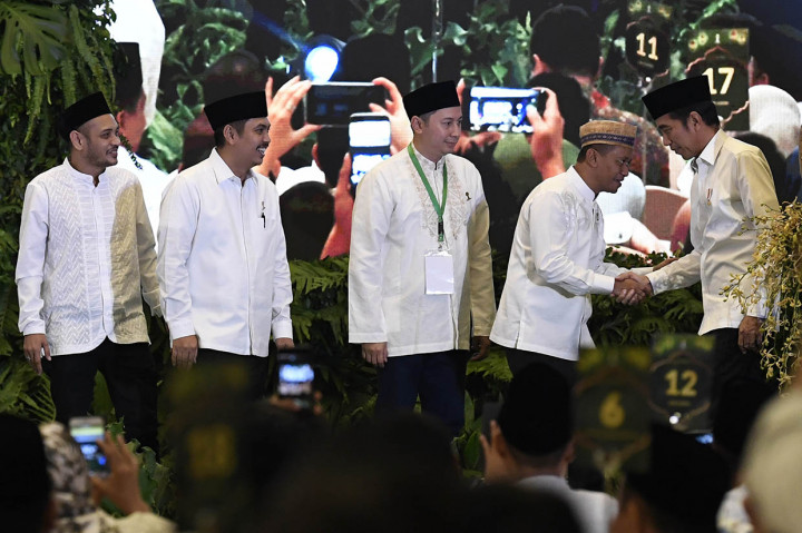 Kehadiran Jokowi disambut langsung oleh Ketua Umum BPP HIPMI Bahlil Lahadalia. Sejumlah tamu undangan didominasi oleh para pengusaha muda yang sudah berkumpul sebelumnya berdiri menyambut kedatangan Jokowi.