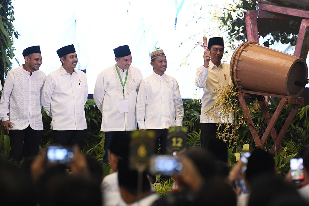 Presiden Joko Widodo memukul bedug saat Silaturahmi Nasional dan Buka Bersama HIPMI di Jakarta.