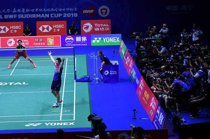 Kemenangan Tiongkok ditentukan oleh Shi Yuqi yang memenangi duel ketat sepanjang tiga gim melawan pebulutangkis nomor satu dunia, Kento Momota.