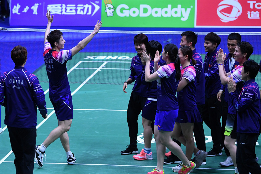 Pebulu tangkis tunggal putra Tiongkok Shi Yuqi (kiri) melakukan selebrasi bersama rekannya seusai memenangi pertandingan melawan pebulu tangkis Jepang Kento Momota pada final Piala Sudirman 2019 di Guangxi Sports Center Gymnasium, Nanning.