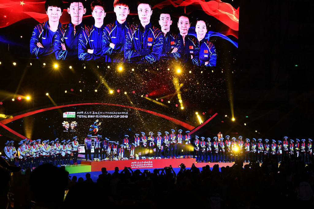Tim Tiongkok mengangkat tropi Piala Sudirman ketika prosesi penganugerahan di di Guangxi Sports Center Gymnasium, Nanning, China.