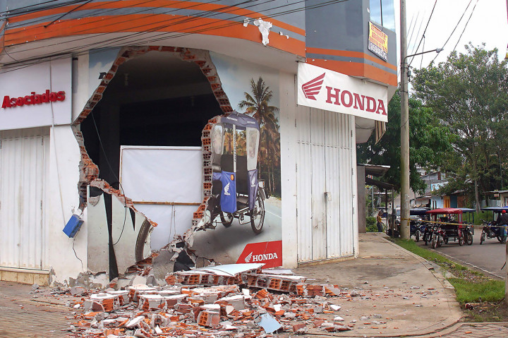 Gempa ini merobohkan bangunan dan fasilitas umum listrik di beberapa daerah. Afp Photo/Gino Trigozo