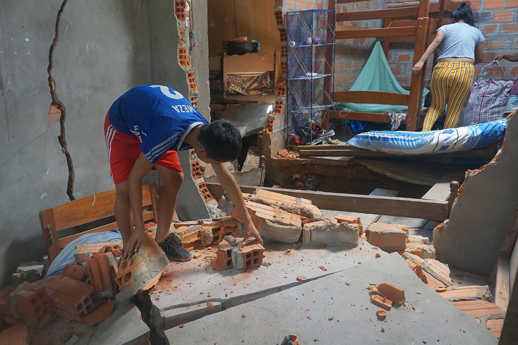 Akibat kejadian ini, banyak warga yang mengungsi. Tercatat, ada 50 rumah di lokasi terparah gempa yang dikosongkan. Afp Photo/Gino Trigozo

