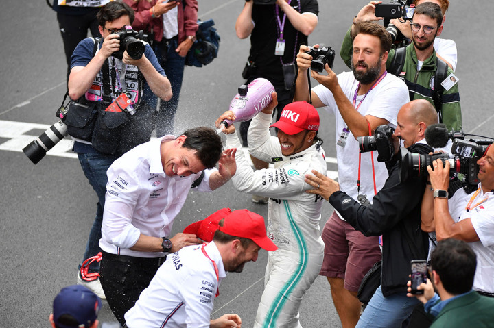 Lewis Hamilton bersama tim Mercedes merayakan kemanangan usai menjadi yang tercepat di F1 GP Monaco di Sirkuit Jalanan Monte Carlo. Afp Photo/Yann Coatsaliou