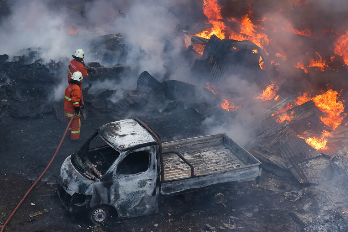 Gudang Pengepulan Barang Bekas di Surabaya Terbakar - Medcom.id