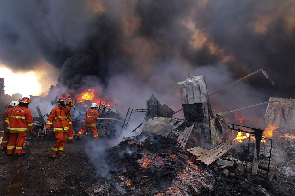 Sekitar 20 mobil pemadam kebakaran dikerahkan untuk memadamkan sejumlah tempat usaha pengepulan barang bekas yang terbakar itu.