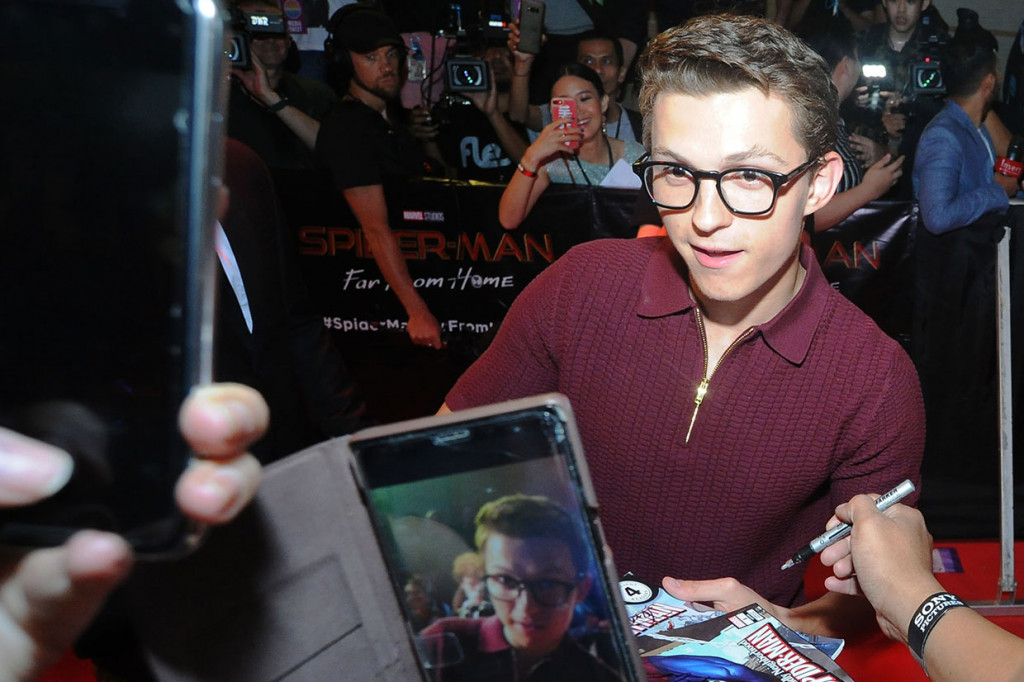 Aktor asal Inggris pemeran Peter Parker di film Spider-Man, Tom Holland memenuhi permintaan tanda tangan dan foto dari para penggemar saat Meet and Greet di kawasan Nusa Dua, Bali, Senin, 27 Mei 2019. 