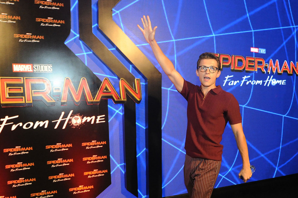 Saat pria berusia 22 tahun tersebut muncul di atas panggung, ratusan fans langsung histeris dan meneriakkan 