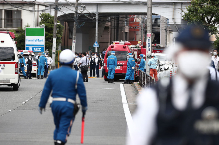 Aksi penusukan itu terjadi di sebuah taman yang berada tidak jauh dari sebuah stasiun kereta saat warga melakukan aktivitas perjalanan pagi mereka.