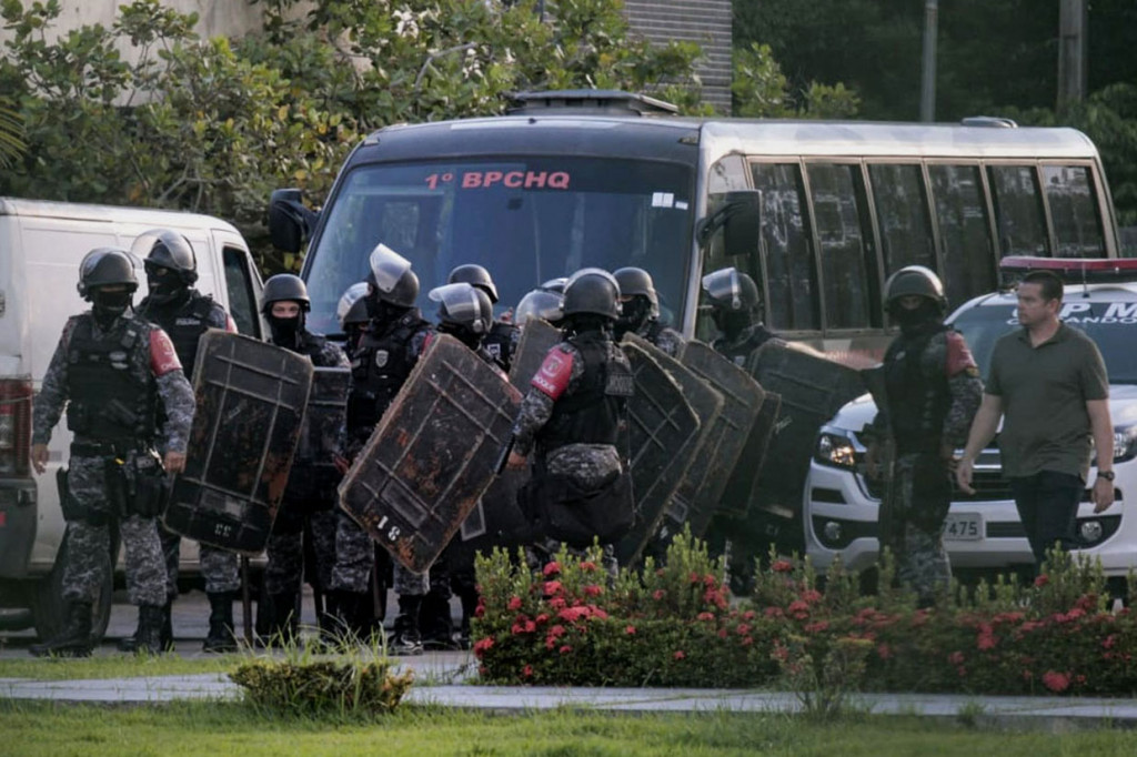 Polisi anti huru hara Brasil diterjunkan untuk meredam kerusuhan yang terjadi di Penjara Puraquequara, di Kota Manaus, Negara Bagian Amazonas, Senin, 27 Mei 2019 waktu setempat.