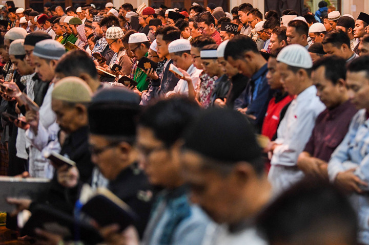 Jemaah melaksanakan salat malam saat beritikaf di Masjid Raya Habiburrahman, Bandung, Jawa Barat, Selasa, 26 Mei 2019 dini hari. 