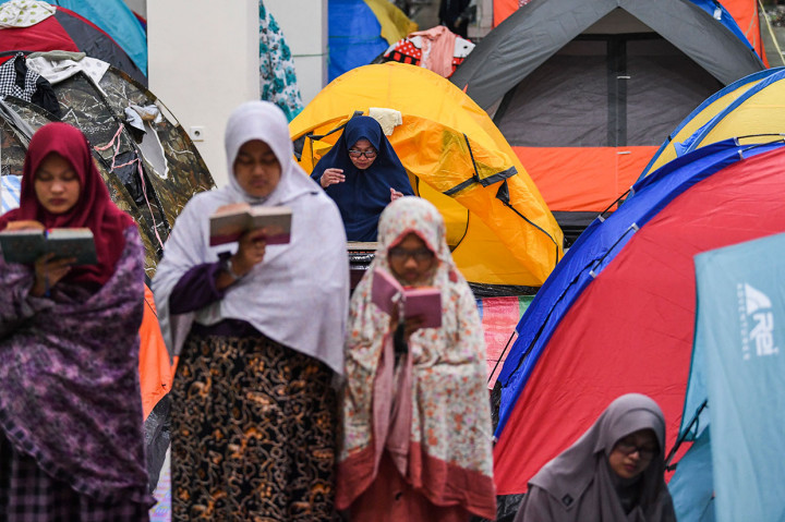 Sekitar 300 tenda didirikan untuk keluarga yang melaksanakan kegiatan itikaf di Masjid Habiburrahman.