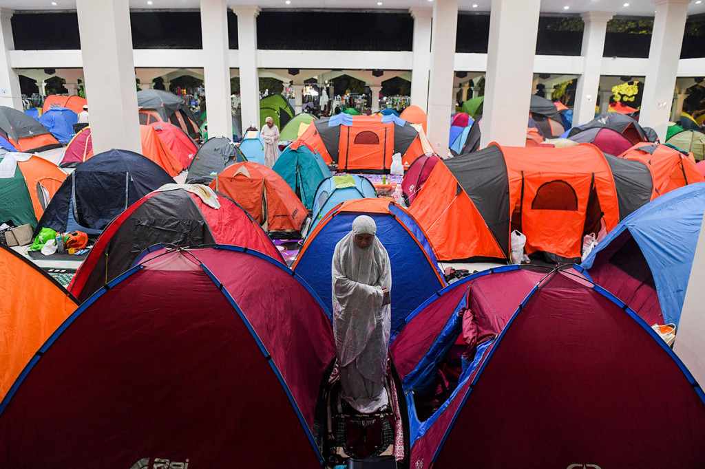 Fenomena tersebut rutin terjadi setiap tahunnya pada kegiatan itikaf yakni 10 hari sebelum Lebaran. Setiap tenda tersebut diisi oleh sekitar empat sampai lima orang untuk satu keluarga.