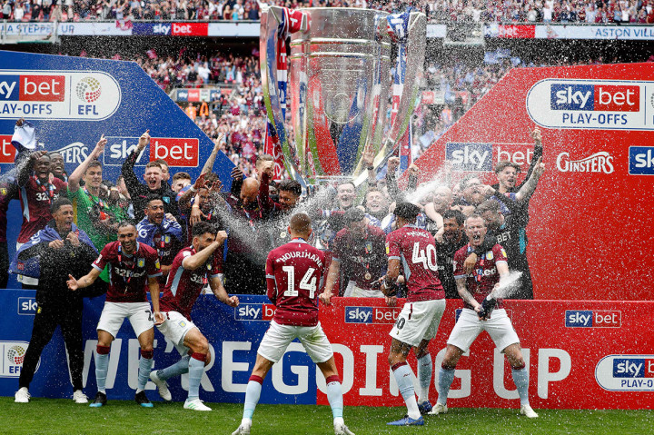 Para pemain Aston Villa meluapkan kegembiraan usai memastikan diri promosi ke Liga Primer Inggris musim 2019--2020, Senin, 27 Mei 2019 malam WIB. 