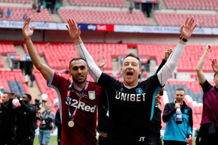Asisten pelatih Aston Villa John Terry melakukan selebrasi bersama pemain belakang Ahmed Elmohamady.